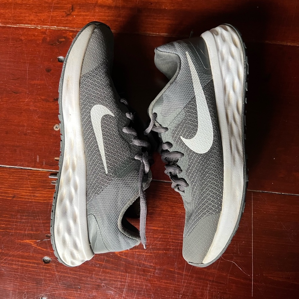 Nike revolution boys sneakers gray and white size 6 - Picture 2 of 10